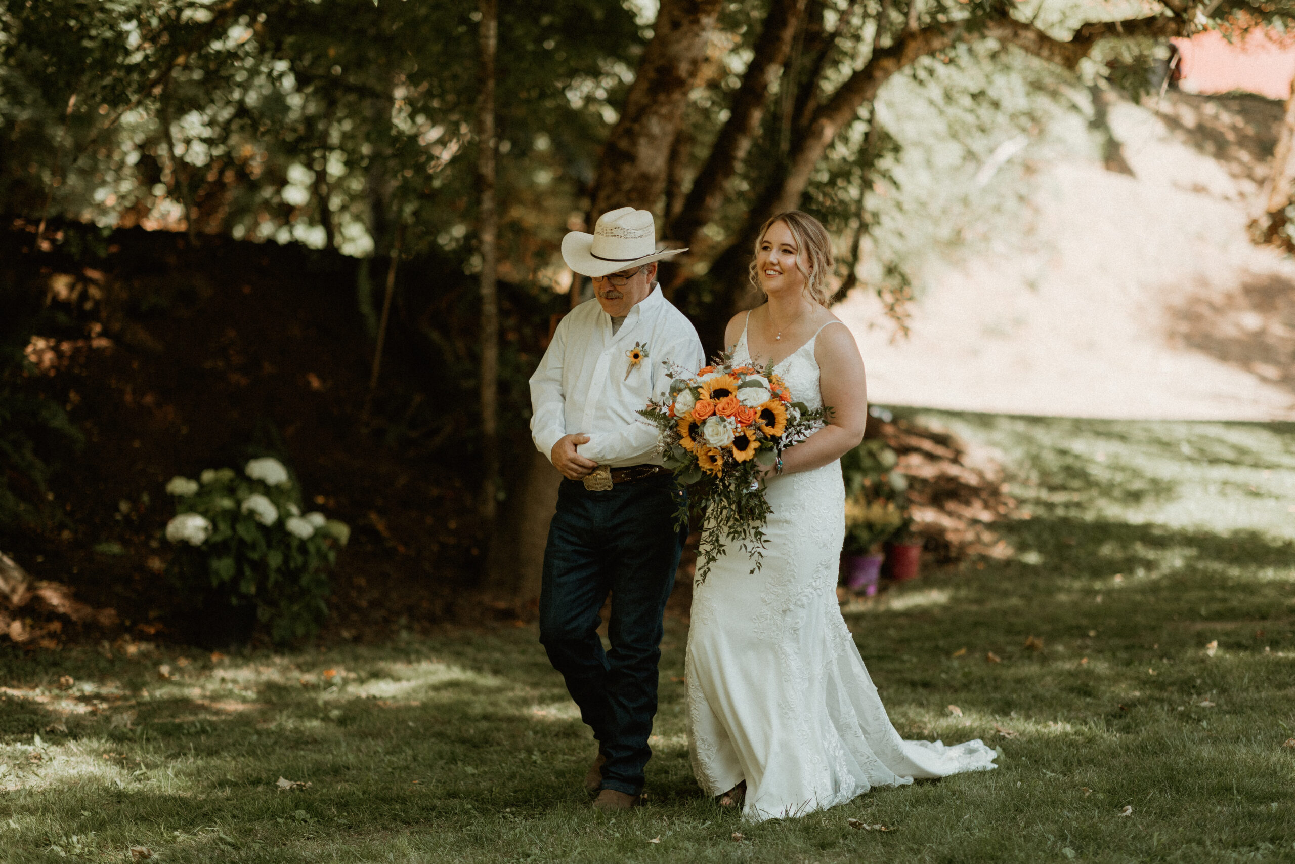 father walking his daughter down the aisle in yam hill, Oregon